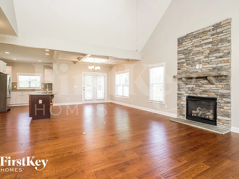 123 Lansdowne Pl — Photo 2