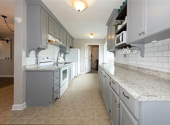 4th image of 806 Marilynn Ave