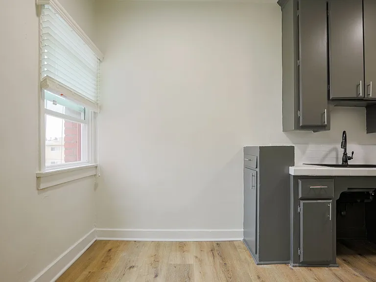 Catalina Apartments — Photo 11