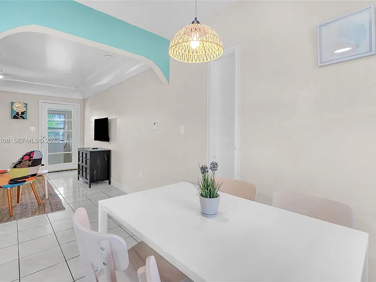 261 SW 15th St #2 — Photo 10