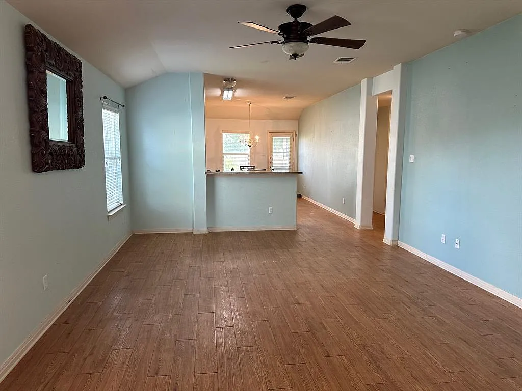 3 bed, 2.0 bath, 1462 sqft, $1,900 — Photo 2