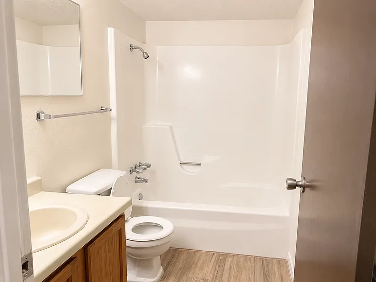 Woodside Village Apartments — Photo 41