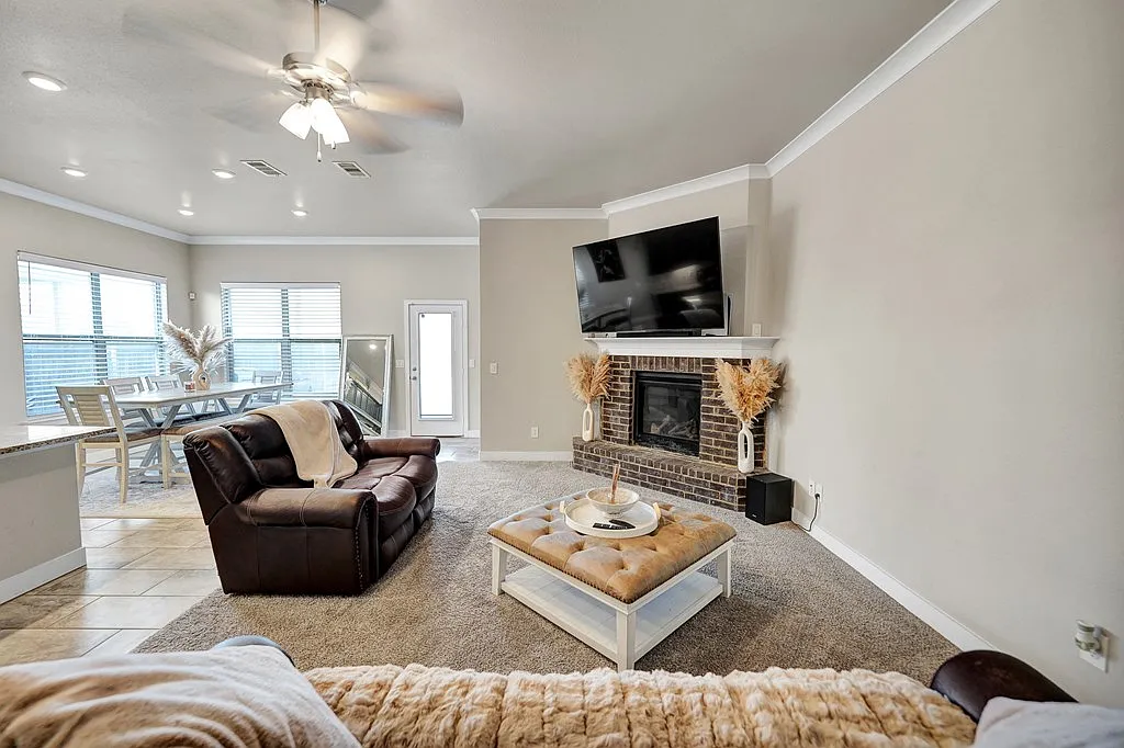 4 bed, 2.0 bath, 2095 sqft, $2,700 — Photo 3
