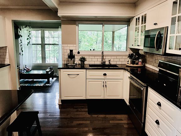 4th image of 1336 Camelot Dr