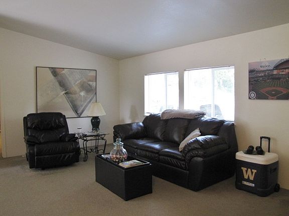 3rd image of 126 Camelot Dr