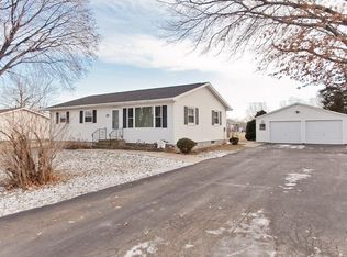 9 Lincoln Dr, Palo, IA 52324
