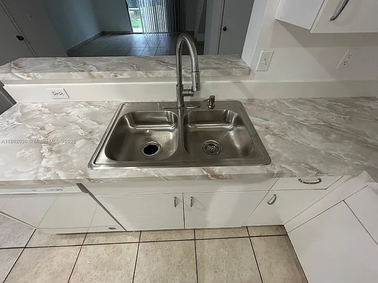1527 Veracruz Ln — Photo 7