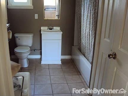 Bathroom : Washer and Dryer included, large linen closet