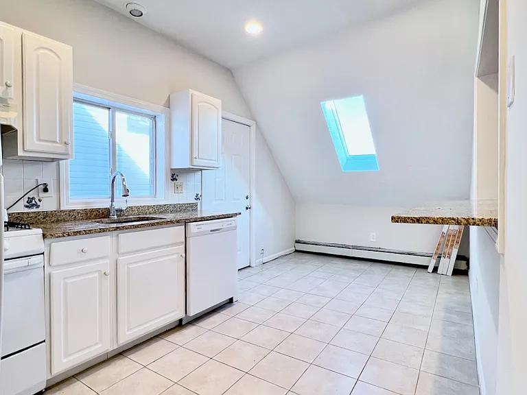 131 Pearl St #3R — Photo 3