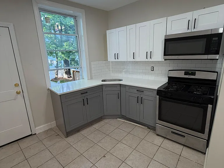 241 Hawthorne Ave — Photo 3