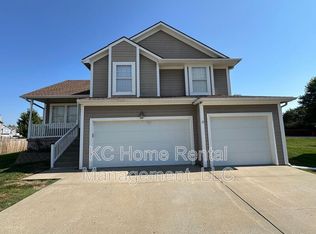 826 SE 13th Ter, Lees Summit, MO 64081