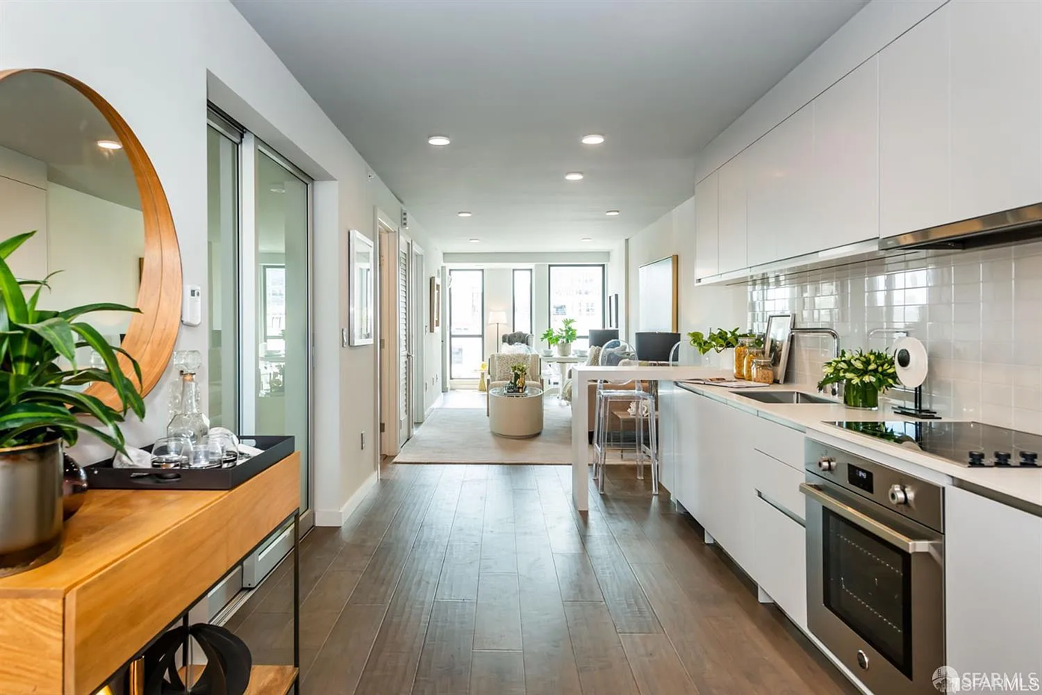 2 bed, 1.0 bath, 700 sqft, $5,975 — Photo 2