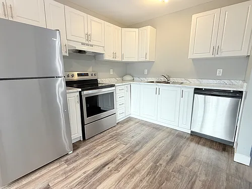 225 Queen St Photo 1