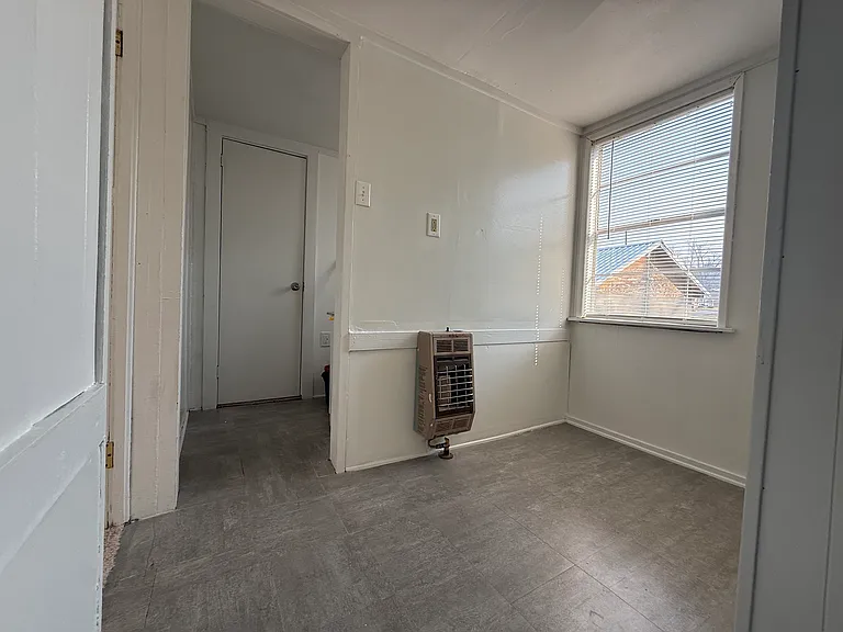 231 N Cotton St — Photo 10