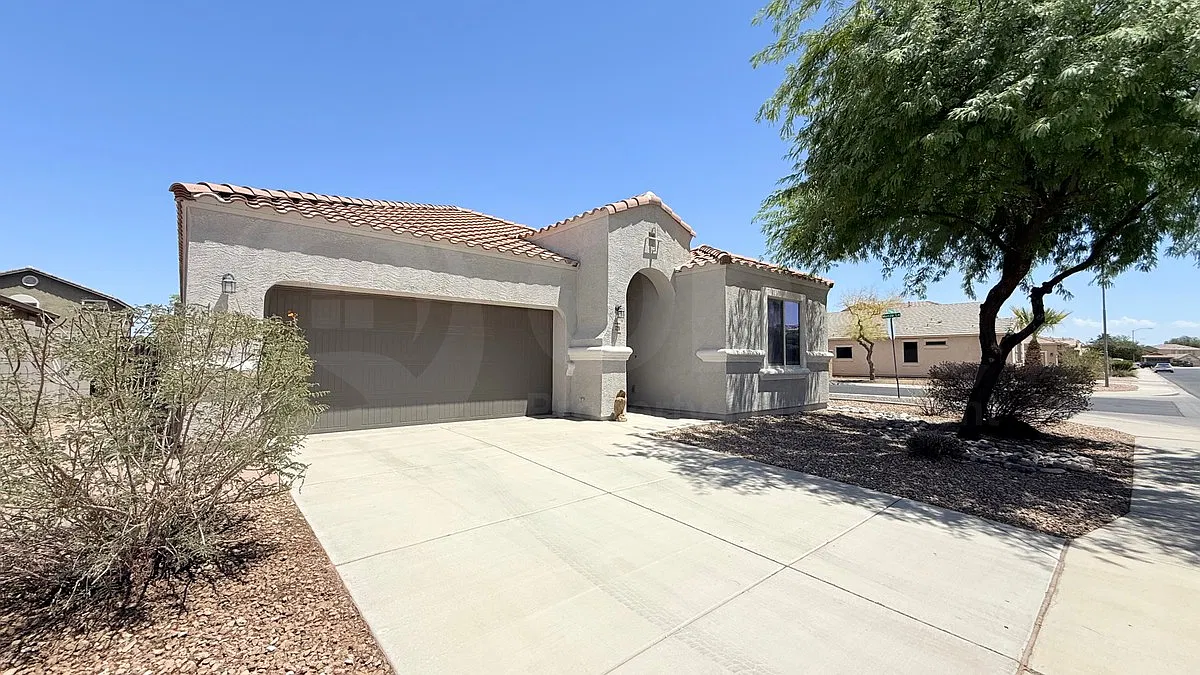3 bed, 2.0 bath, 2010 sqft, $1,925 — Photo 2
