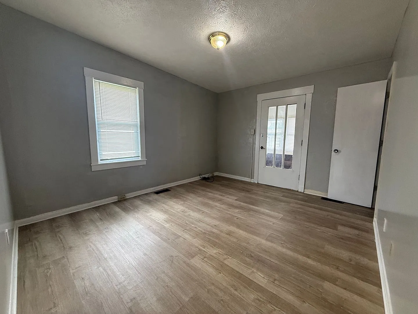 For Rent: 509 W 8th St! 3 Bed / 1 Bath House Pet Friendly! Washer & Dryer Hookups! — Photo 2