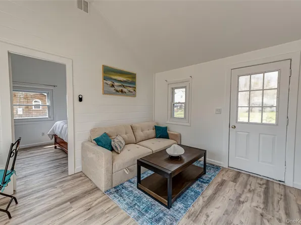 18 Shinnecock Rd, Hampton Bays, NY