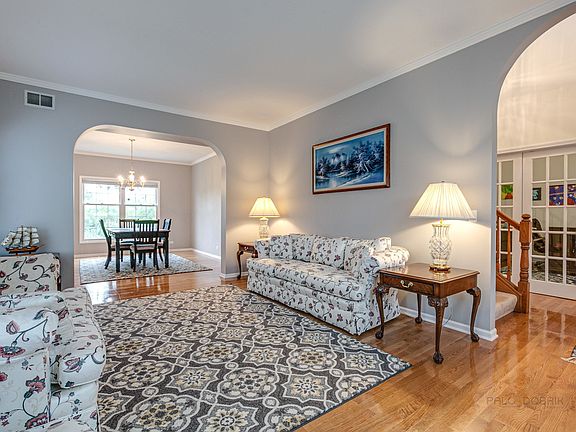 4th image of 704 Fieldale Ln