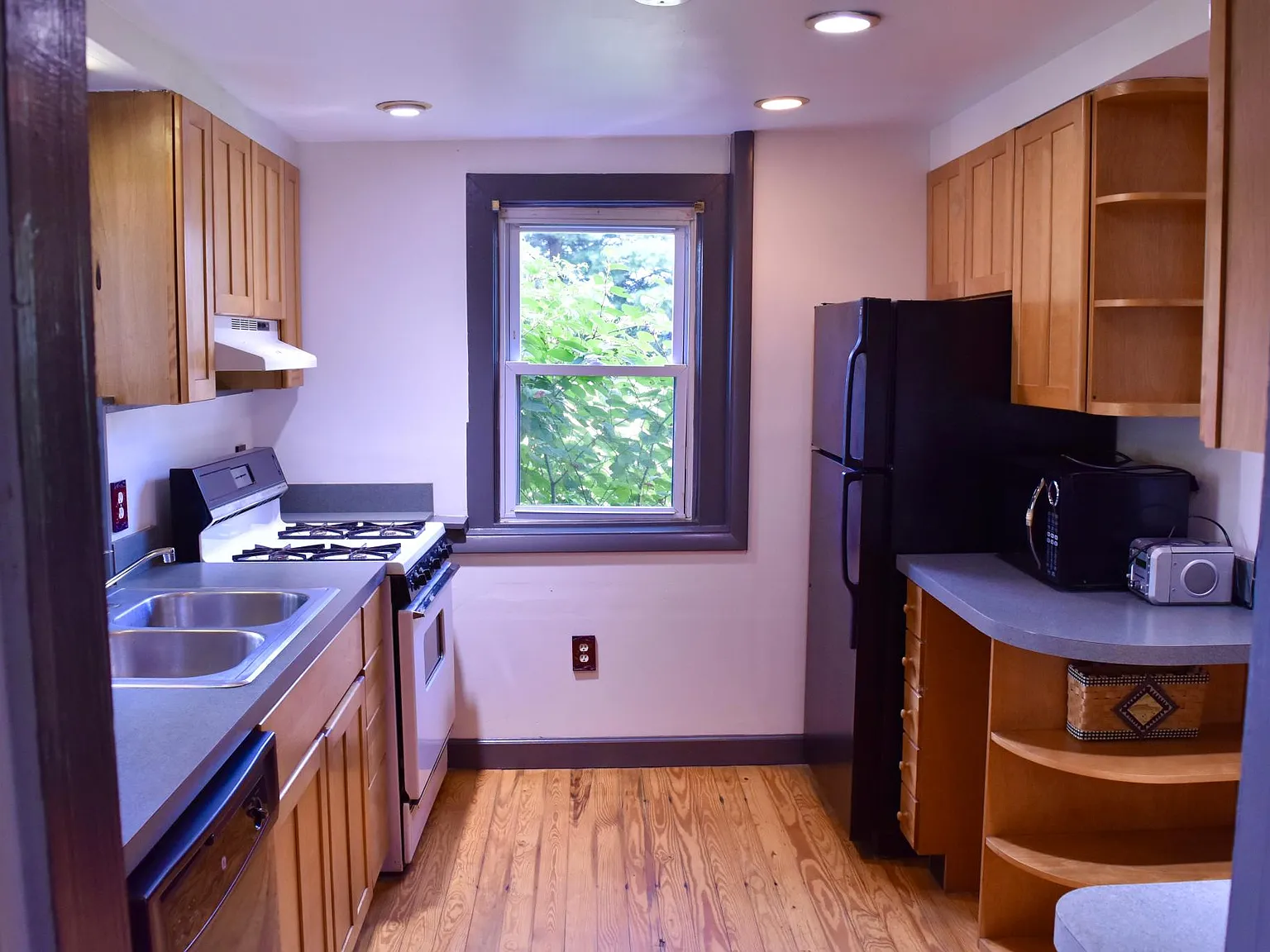 3 bed, 1000 sqft, $1,900 — Photo 4