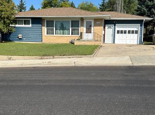 305 Hillcrest Dr, Minot, ND 58703