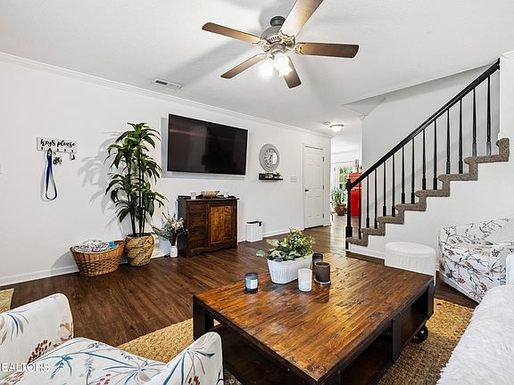 3rd image of 7518 Chatham Cir