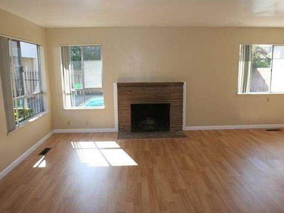 Living room w Fireplace