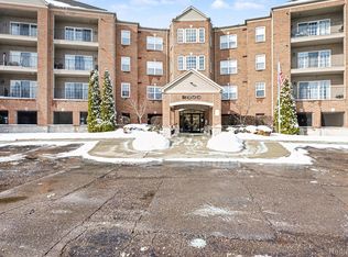 2104 Country Club Dr, Saint Clair Shores, MI 48082