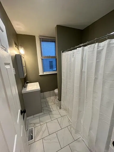 4 bed, $2,400 — Photo 4