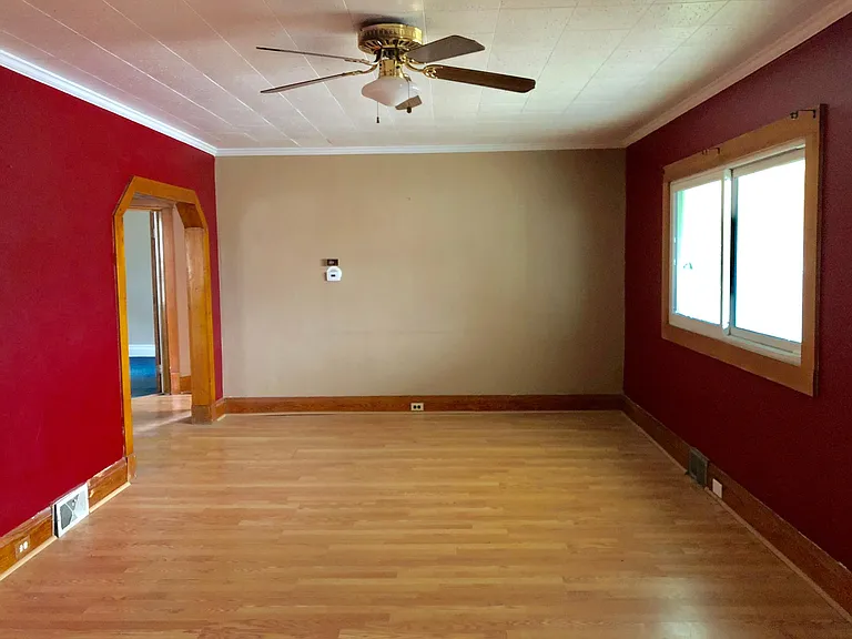 33 Dirkson Ave — Photo 4