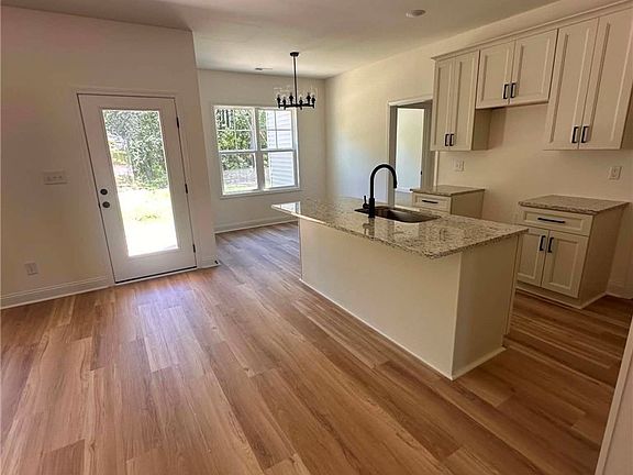 5th image of 307 Barberry Rd