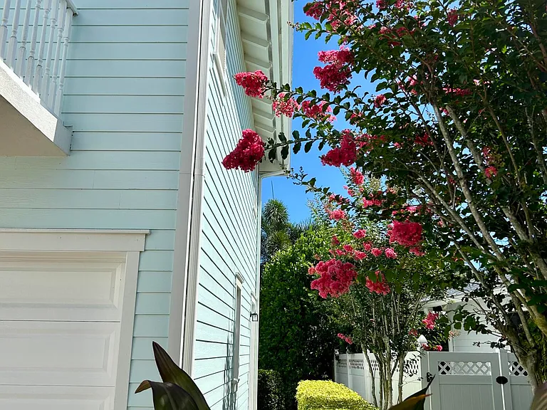 1039 Tiki Dr — Photo 2