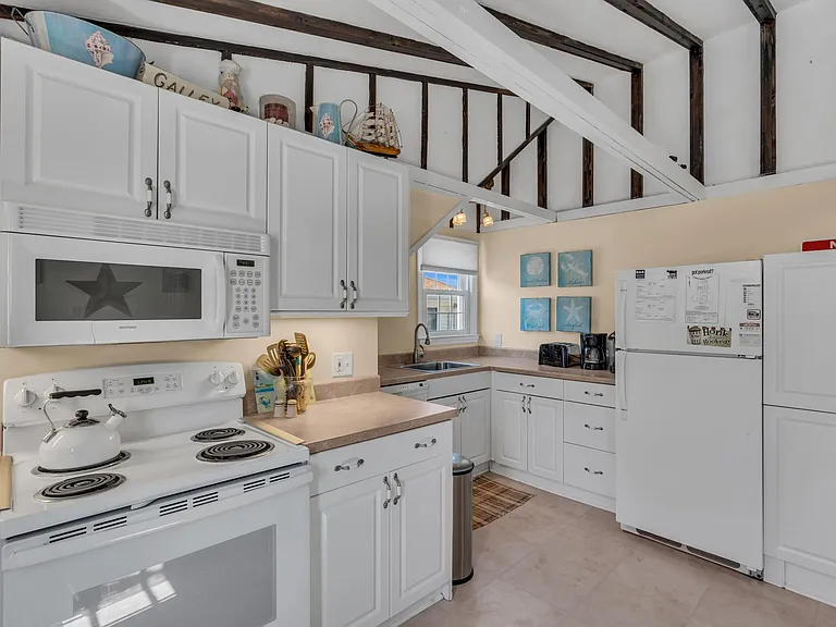 104 Washington Ave — Photo 2