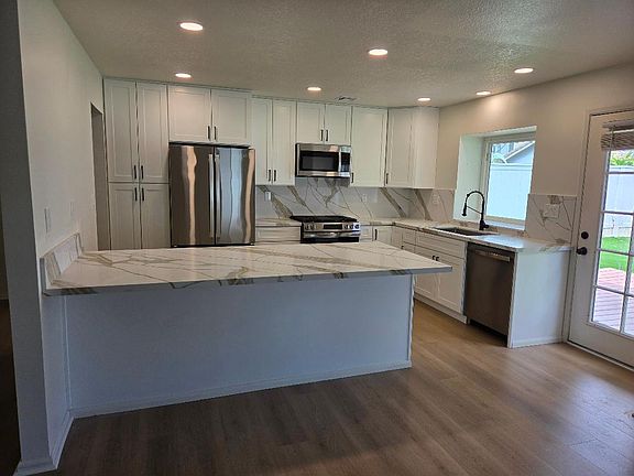 4th image of 1825 Chesapeake Way