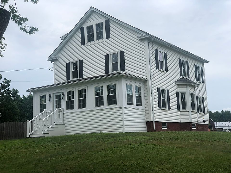 Beautiful updated 3/4 bedroom colonial close to I91 and walking distance to Hatfield center.