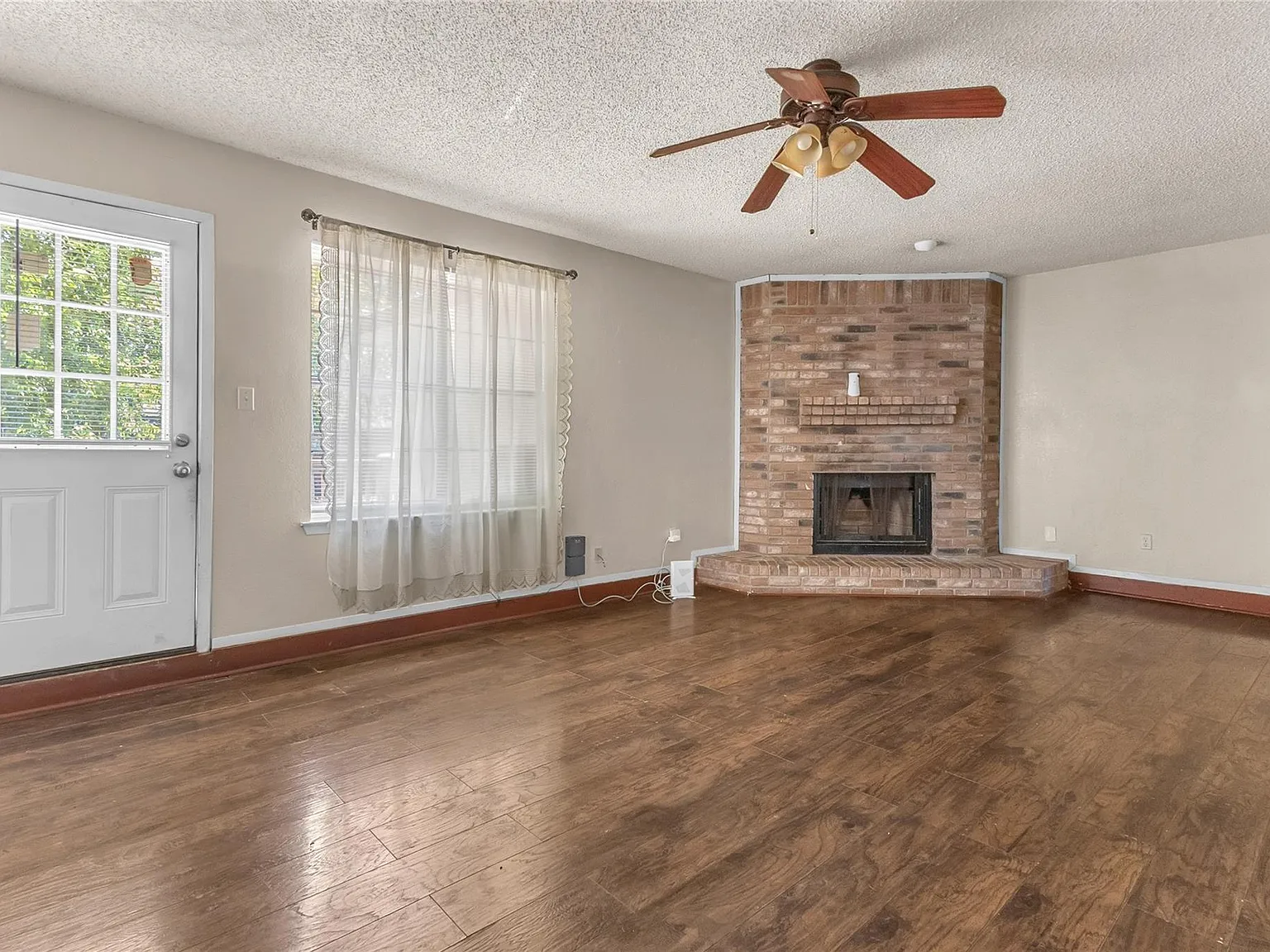3 bed, 2.0 bath, 1448 sqft, $1,550 — Photo 3