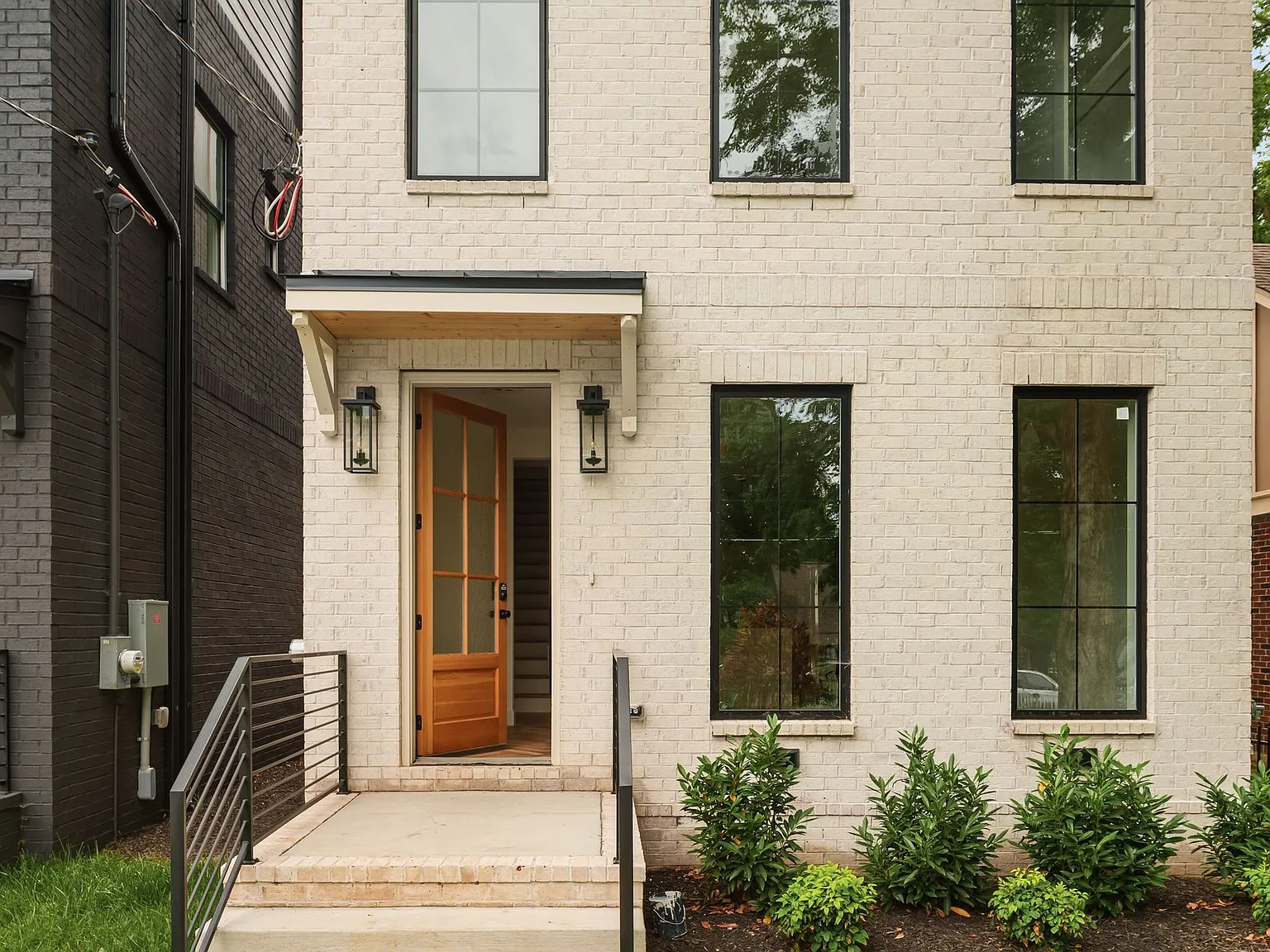 6 bed, 5.5 bath, 4250 sqft, $6,200 — Photo 2