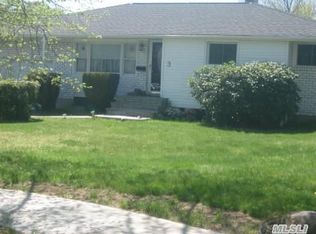 3 Val Ct, Commack, NY 11725