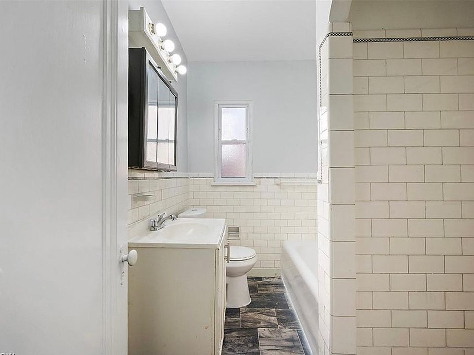 1st image of 876 Eloise Dr #1