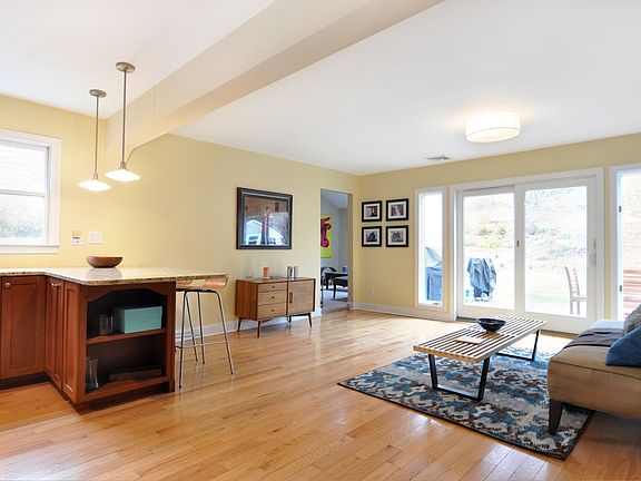 5th image of 245 Crest Dr