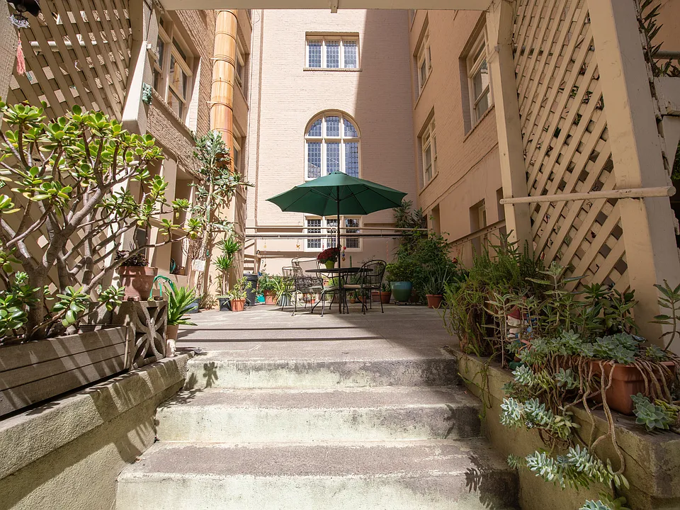 Building Photo 4