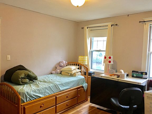 1st floor guest room(bed room)