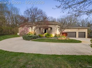 930 Bear Creek Ct, Rochester, MI 48306