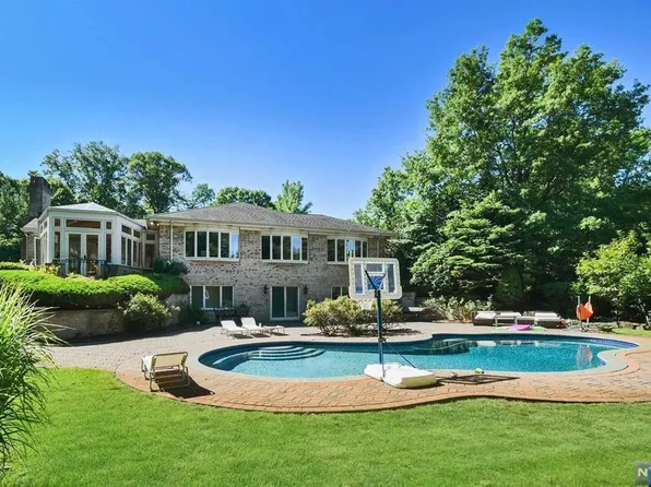 218 Truman Dr, Cresskill, NJ 07626
