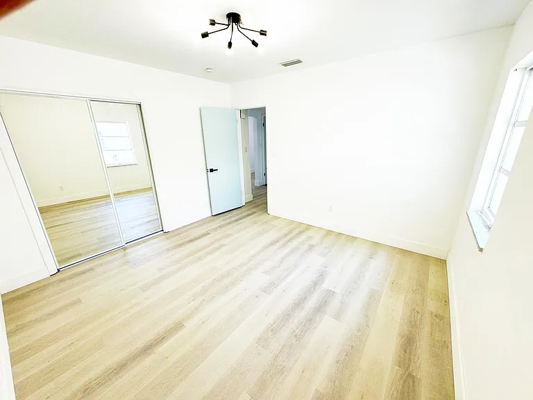 101 S Corona Ave — Photo 25