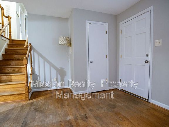 3rd image of 1321 Warminster Dr