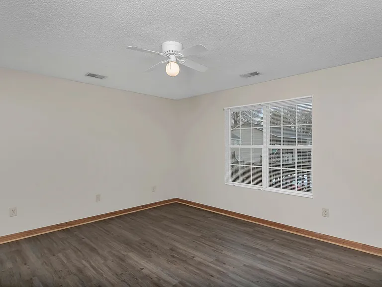 122 Hazelwood Ct — Photo 8
