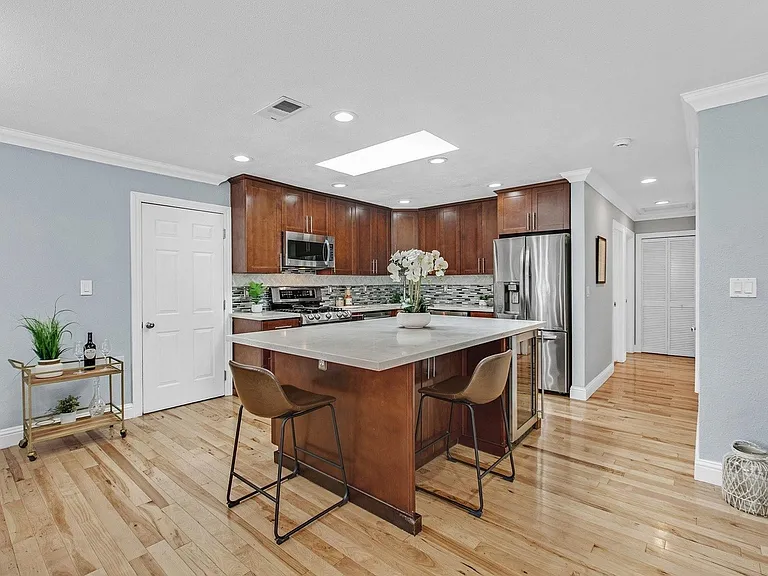 809 Gridley St — Photo 5