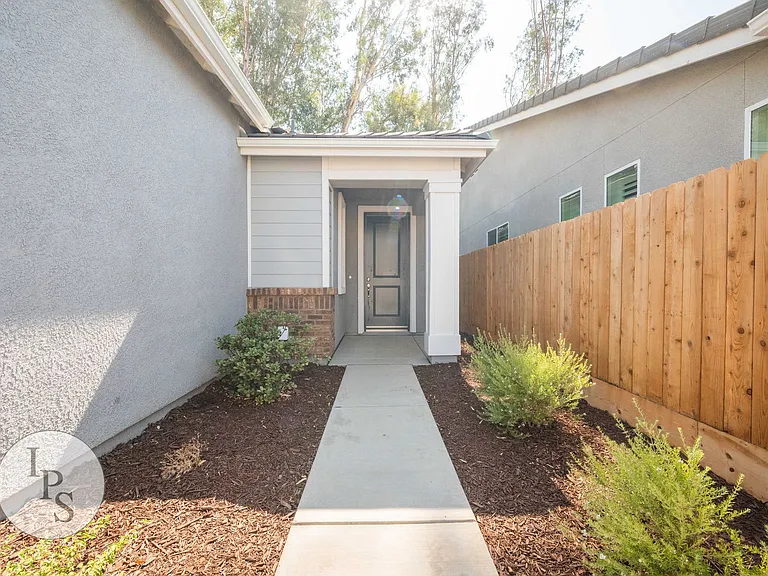 1457 Las Rosas Ave — Photo 4