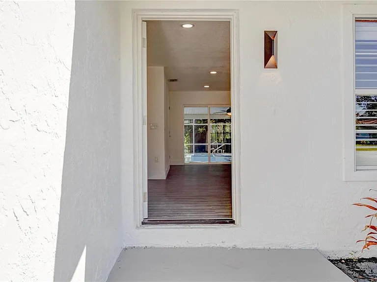 2261 S Flagler Ave — Photo 2
