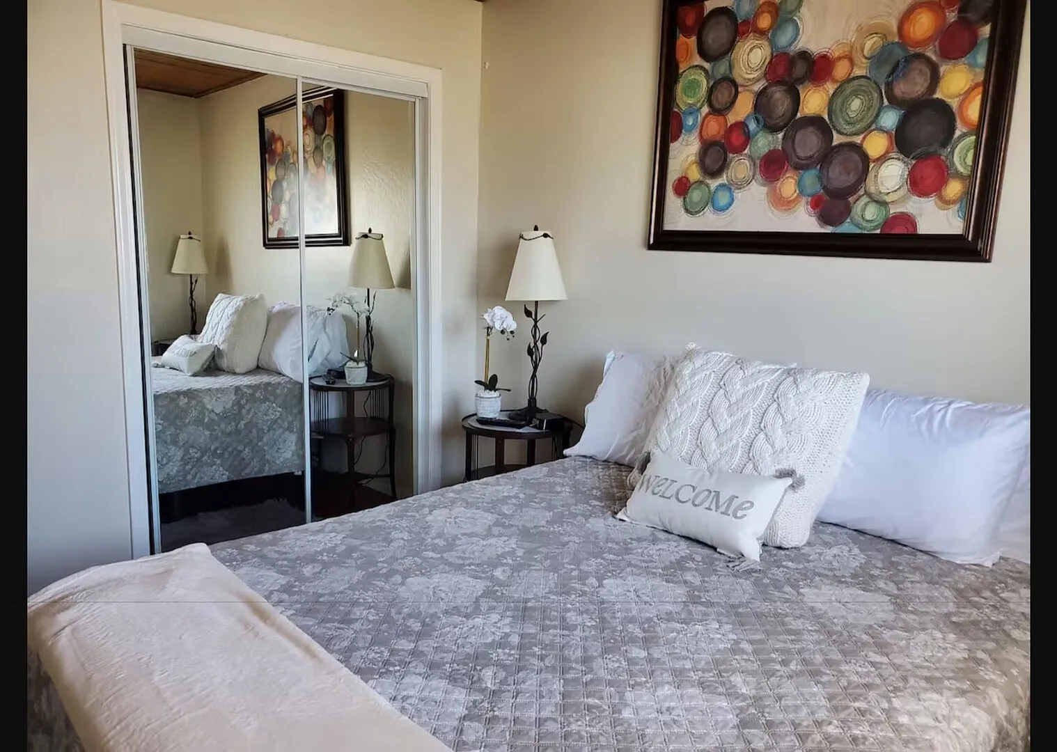 The Park Plaza: Large 2 bedroom Upstairs Apartment with Secured Parkin — Photo 3
